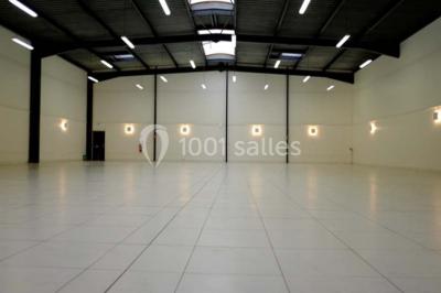 Buffet de réception avec verrines, sandwichs et boissons, disposé sur une table décorée de lumières et nappes élégantes.