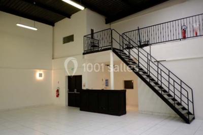 Buffet de réception avec verrines, sandwichs et boissons, disposé sur une table décorée de lumières et nappes élégantes.