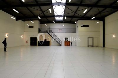 Buffet de réception avec verrines, sandwichs et boissons, disposé sur une table décorée de lumières et nappes élégantes.