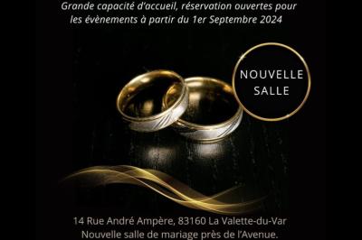 Salle de réception élégamment décorée avec des tables rondes, des chaises dorées et blanches, et des arrangements floraux.