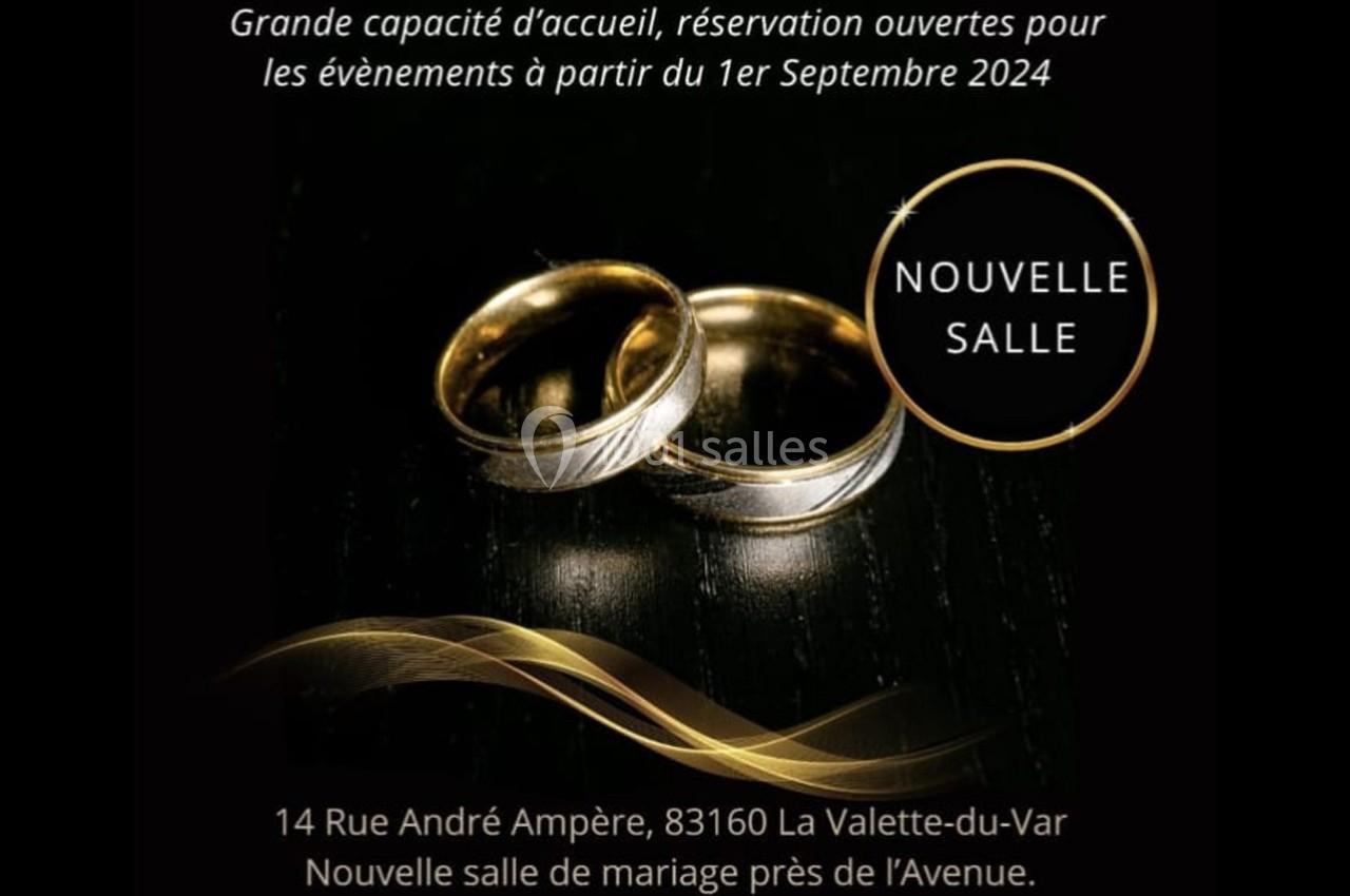 Deux alliances dorées posées sur une surface sombre, accompagnées d'informations sur une nouvelle salle de mariage.