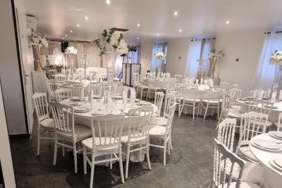 Salon décoré avec des tapis orientaux, un canapé doré, des coussins colorés et des éléments décoratifs traditionnels.