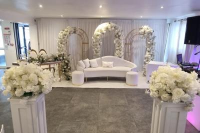 Salon décoré avec des tapis orientaux, un canapé doré, des coussins colorés et des éléments décoratifs traditionnels.