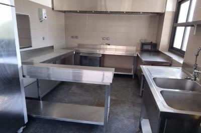 Salon décoré avec des tapis orientaux, un canapé doré, des coussins colorés et des éléments décoratifs traditionnels.