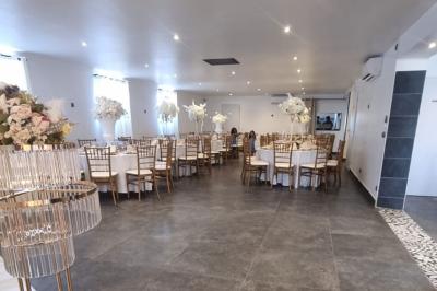 Salon décoré avec des tapis orientaux, un canapé doré, des coussins colorés et des éléments décoratifs traditionnels.