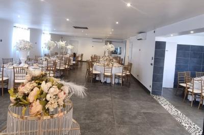 Salon décoré avec des tapis orientaux, un canapé doré, des coussins colorés et des éléments décoratifs traditionnels.