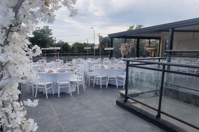 Salon décoré avec des tapis orientaux, un canapé doré, des coussins colorés et des éléments décoratifs traditionnels.