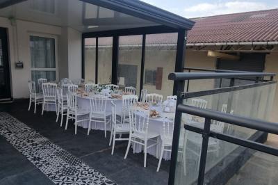Salon décoré avec des tapis orientaux, un canapé doré, des coussins colorés et des éléments décoratifs traditionnels.