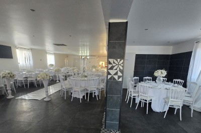 Salon décoré avec des tapis orientaux, un canapé doré, des coussins colorés et des éléments décoratifs traditionnels.