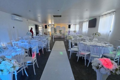 Salon décoré avec des tapis orientaux, un canapé doré, des coussins colorés et des éléments décoratifs traditionnels.