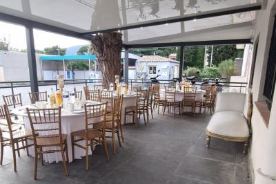Salon décoré avec des tapis orientaux, un canapé doré, des coussins colorés et des éléments décoratifs traditionnels.
