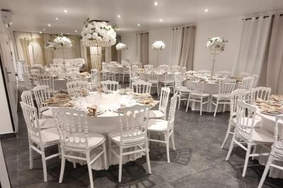 Salon décoré avec des tapis orientaux, un canapé doré, des coussins colorés et des éléments décoratifs traditionnels.