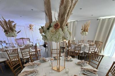 Salon décoré avec des tapis orientaux, un canapé doré, des coussins colorés et des éléments décoratifs traditionnels.