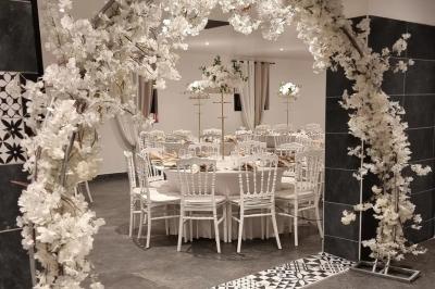 Salon décoré avec des tapis orientaux, un canapé doré, des coussins colorés et des éléments décoratifs traditionnels.