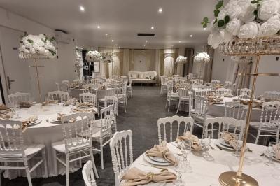 Salon décoré avec des tapis orientaux, un canapé doré, des coussins colorés et des éléments décoratifs traditionnels.