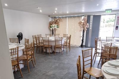 Salon décoré avec des tapis orientaux, un canapé doré, des coussins colorés et des éléments décoratifs traditionnels.