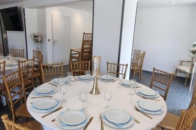 Salon décoré avec des tapis orientaux, un canapé doré, des coussins colorés et des éléments décoratifs traditionnels.