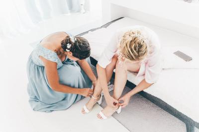 Miniature Angèle Event & Wedding #2 Salle de réception élégante avec tables dressées, chaises blanches et décorations florales sous un éclairage chaleureux.