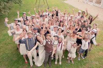 Miniature Angèle Event & Wedding #5 Salle de réception élégante avec tables dressées, chaises blanches et décorations florales sous un éclairage chaleureux.