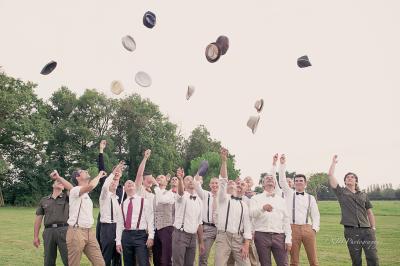 Miniature Angèle Event & Wedding #6 Salle de réception élégante avec tables dressées, chaises blanches et décorations florales sous un éclairage chaleureux.