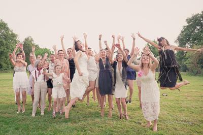 Miniature Angèle Event & Wedding #7 Salle de réception élégante avec tables dressées, chaises blanches et décorations florales sous un éclairage chaleureux.