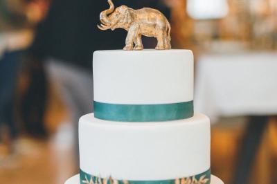 Miniature Angèle Event & Wedding #11 Salle de réception élégante avec tables dressées, chaises blanches et décorations florales sous un éclairage chaleureux.