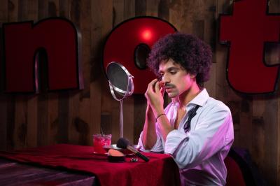 Miniature Angèle Event & Wedding #18 Salle de réception élégante avec tables dressées, chaises blanches et décorations florales sous un éclairage chaleureux.