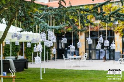 Miniature Location salle Roanne (Loire) - Château de Matel #22 Allée gravillonnée bordée de lanternes blanches menant à un jardin arboré, vue depuis un portail en fer forgé.