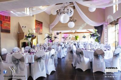 Miniature Location salle Roanne (Loire) - Château de Matel #13 Allée gravillonnée bordée de lanternes blanches menant à un jardin arboré, vue depuis un portail en fer forgé.