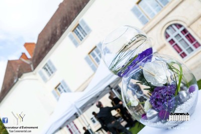 Miniature Location salle Roanne (Loire) - Château de Matel #30 Allée gravillonnée bordée de lanternes blanches menant à un jardin arboré, vue depuis un portail en fer forgé.