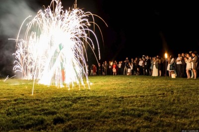 Miniature Location salle Roanne (Loire) - Château de Matel #20 Allée gravillonnée bordée de lanternes blanches menant à un jardin arboré, vue depuis un portail en fer forgé.