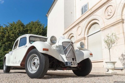 Miniature Location salle Roanne (Loire) - Château de Matel #29 Allée gravillonnée bordée de lanternes blanches menant à un jardin arboré, vue depuis un portail en fer forgé.
