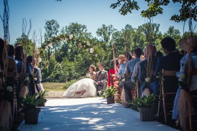 Miniature Location salle Roanne (Loire) - Château de Matel #24 Allée gravillonnée bordée de lanternes blanches menant à un jardin arboré, vue depuis un portail en fer forgé.