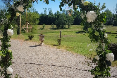 Miniature Location salle Roanne (Loire) - Château de Matel #32 Allée gravillonnée bordée de lanternes blanches menant à un jardin arboré, vue depuis un portail en fer forgé.