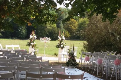 Miniature Location salle Roanne (Loire) - Château de Matel #27 Allée gravillonnée bordée de lanternes blanches menant à un jardin arboré, vue depuis un portail en fer forgé.