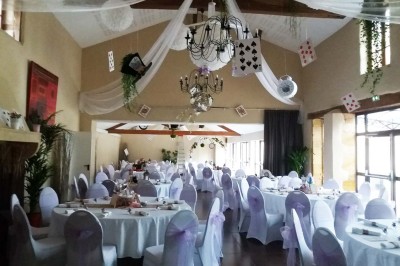 Miniature Location salle Roanne (Loire) - Château de Matel #16 Allée gravillonnée bordée de lanternes blanches menant à un jardin arboré, vue depuis un portail en fer forgé.