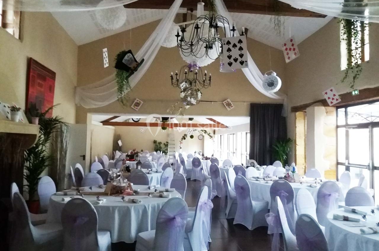 Location salle Roanne (Loire) - Château de Matel #16 Salle de réception décorée avec des nappes blanches, des chaises ornées de rubans violets et des cartes suspendues.