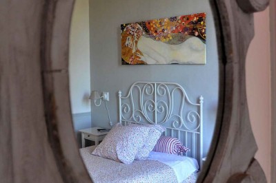 Miniature Location salle Roanne (Loire) - Château de Matel #38 Allée gravillonnée bordée de lanternes blanches menant à un jardin arboré, vue depuis un portail en fer forgé.