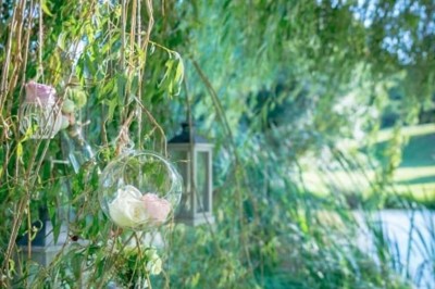 Miniature Location salle Roanne (Loire) - Château de Matel #34 Allée gravillonnée bordée de lanternes blanches menant à un jardin arboré, vue depuis un portail en fer forgé.