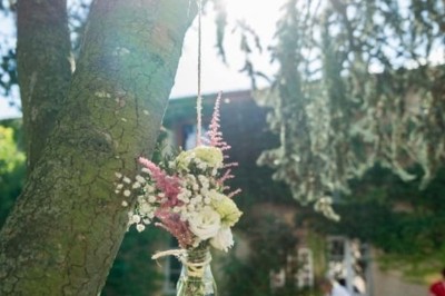 Miniature Location salle Roanne (Loire) - Château de Matel #39 Allée gravillonnée bordée de lanternes blanches menant à un jardin arboré, vue depuis un portail en fer forgé.