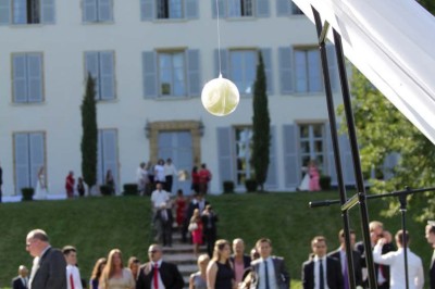 Miniature Location salle Roanne (Loire) - Château de Matel #40 Allée gravillonnée bordée de lanternes blanches menant à un jardin arboré, vue depuis un portail en fer forgé.