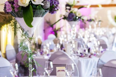 Miniature Location salle Roanne (Loire) - Château de Matel #14 Allée gravillonnée bordée de lanternes blanches menant à un jardin arboré, vue depuis un portail en fer forgé.