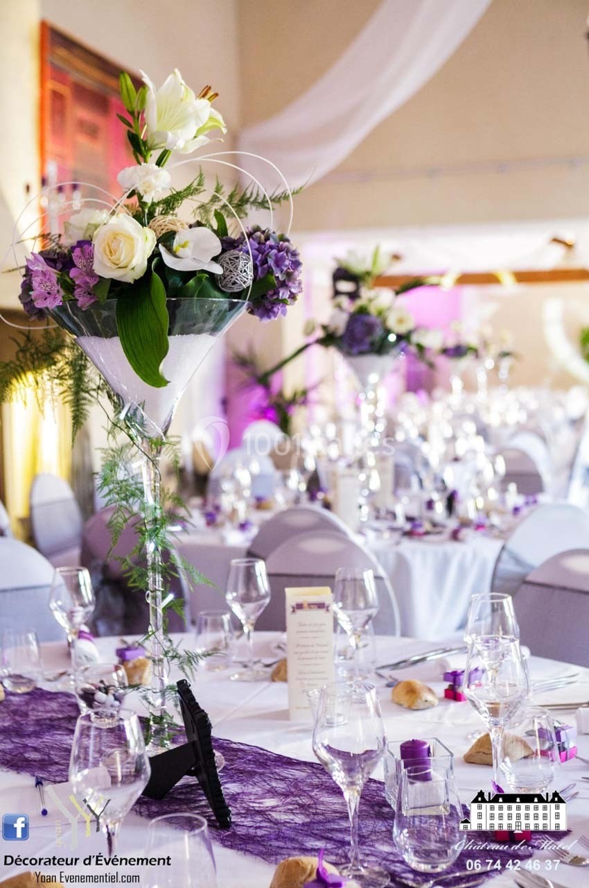 Location salle Roanne (Loire) - Château de Matel #14 Décoration de table élégante avec fleurs blanches et violettes, nappes blanches et détails en dentelle violette.