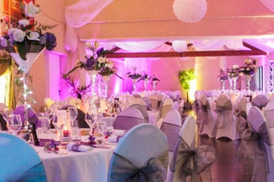 Miniature Location salle Roanne (Loire) - Château de Matel #9 Allée gravillonnée bordée de lanternes blanches menant à un jardin arboré, vue depuis un portail en fer forgé.