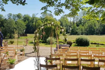 Miniature Location salle Roanne (Loire) - Château de Matel #23 Allée gravillonnée bordée de lanternes blanches menant à un jardin arboré, vue depuis un portail en fer forgé.