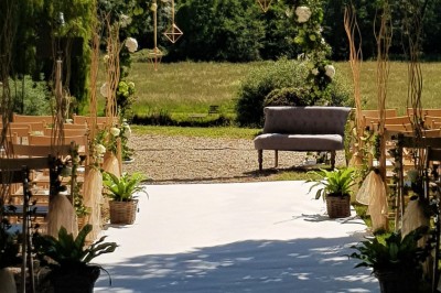 Miniature Location salle Roanne (Loire) - Château de Matel #25 Allée gravillonnée bordée de lanternes blanches menant à un jardin arboré, vue depuis un portail en fer forgé.