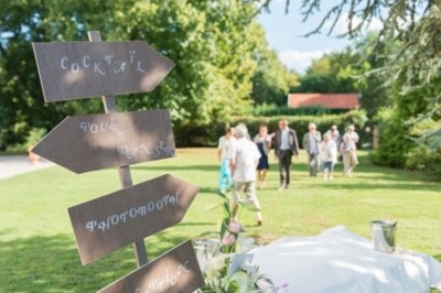 Miniature Location salle Roanne (Loire) - Château de Matel #21 Allée gravillonnée bordée de lanternes blanches menant à un jardin arboré, vue depuis un portail en fer forgé.