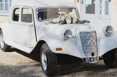 Miniature Location salle Roanne (Loire) - Château de Matel #44 Allée gravillonnée bordée de lanternes blanches menant à un jardin arboré, vue depuis un portail en fer forgé.