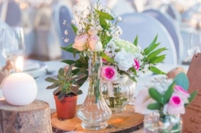 Miniature Location salle Roanne (Loire) - Château de Matel #15 Allée gravillonnée bordée de lanternes blanches menant à un jardin arboré, vue depuis un portail en fer forgé.