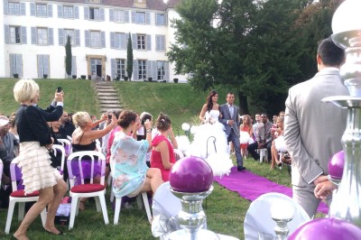 Miniature Location salle Roanne (Loire) - Château de Matel #41 Allée gravillonnée bordée de lanternes blanches menant à un jardin arboré, vue depuis un portail en fer forgé.